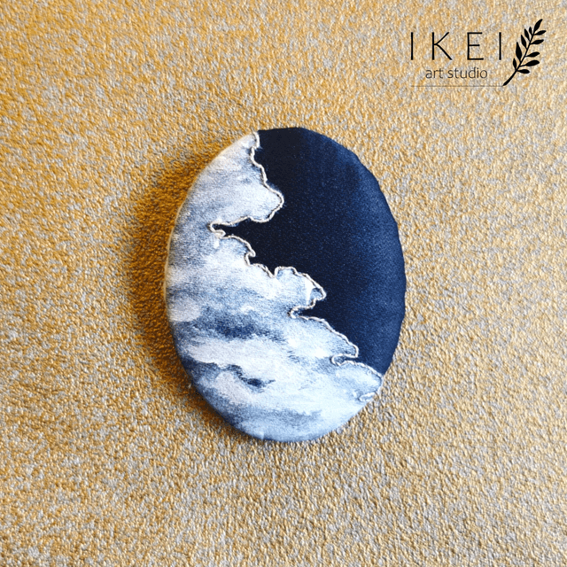Silver lining brooch (variant 3)