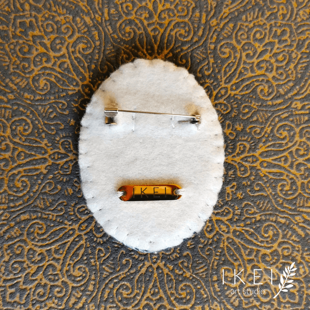 Silver lining brooch (variant 4)