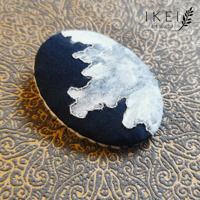 Silver lining brooch (variant 4)