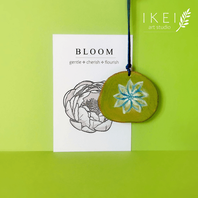 Bloom charm Frost
