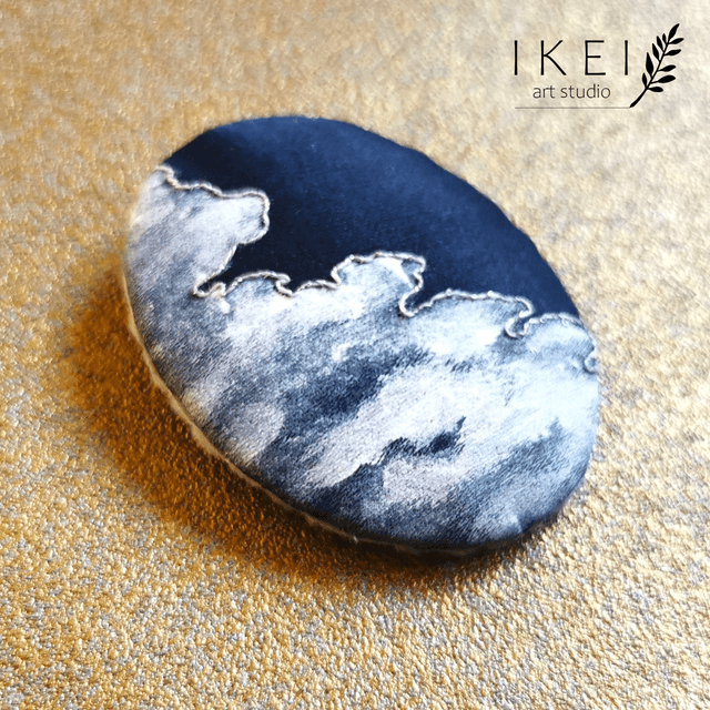 Silver lining brooch (variant 3)