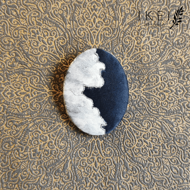 Silver lining brooch (variant 1)